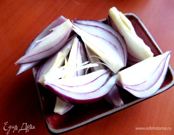 Луковицу нарезать на дольки...