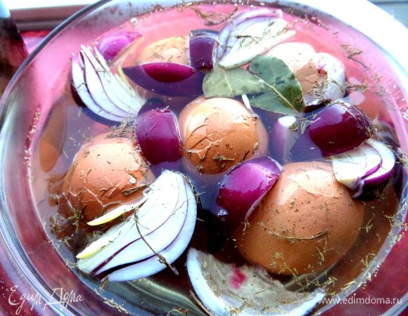 Заливаем тёплым маринадом и отправляем на пару дней в холодильник. Только не забудьте закрыть плотно,иначе луковые ароматы натянутся в холодильник!