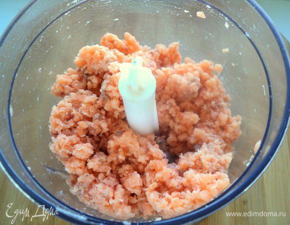 Измельчить в блендере филе семги.