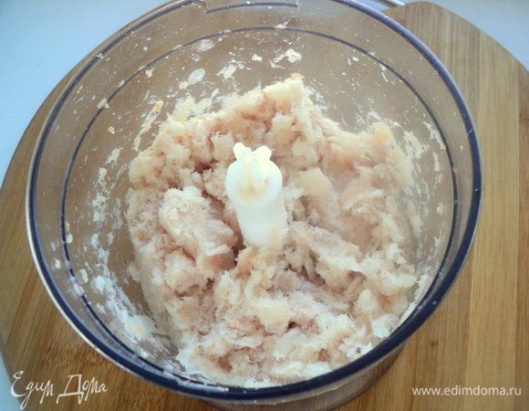 Так же измельчить филе белой рыбы.