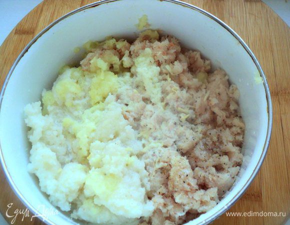 К измельченному филе белой рыбы добавить пюрированный рис, натертый на мелкой терке лук, 50 мл сливок, соль, перец по вкусу, хорошо перемешать.