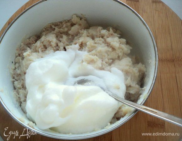 Белки взбить со щепоткой соли до устойчивых пиков. Добавить 1/3 белков к  рыбно-рисовой массе. Осторожно перемешать ложкой.
