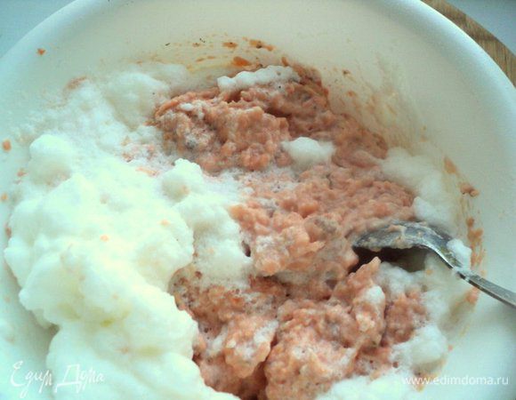 К измельченному филе из семги добавить 150 мл сливок, мускатный орех, соль и перец по вкусу и взбитые белки. Перемешать снизу вверх методом складывания.
