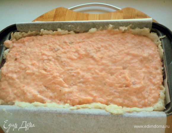 Выложить массу из красной рыбы в форму. Несколько раз постучать формой об стол, чтобы масса уплотнилась.