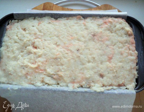 Сверху равномерно выложить оставшуюся белую рыбную массу.