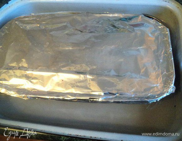 Накрыть форму с террином фольгой и поставить в форму большего размера, в которую на 1/3 высоты налить воды. Запекать при температуре 180 градусов 1 час. Готовый террин, не вынимая из формы, охладить до комнатной температуры и поставить в холодильник на ночь. Сверху можно положить небольшой груз.