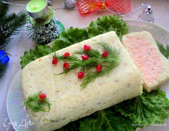 Перед подачей перевернуть террин на блюдо, порезать на кусочки и украсить зеленью. К террину можно подать соус тартар или лимонный майонез. Приятного аппетита!