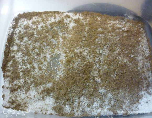 На дно засолочной плошки щедро насыпаем крупную соль и перец.