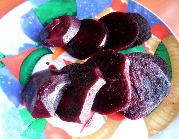 Свеклу заранее отварить и нарезать на дольки.