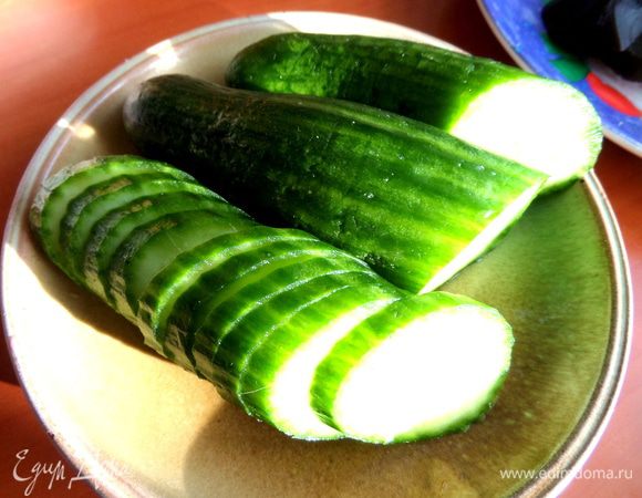 Свежий огурец нарезать на толстые кружочки.