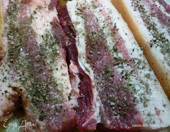 Первый кусок сала со всех сторон обмазываем солью, перцем, остальные будем класть друг на друга, поэтому намазываем их только с одной стороны.