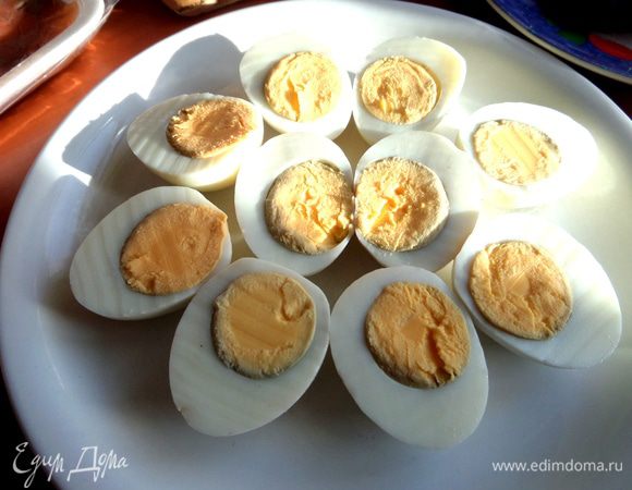 Разрезаем яйца пополам.