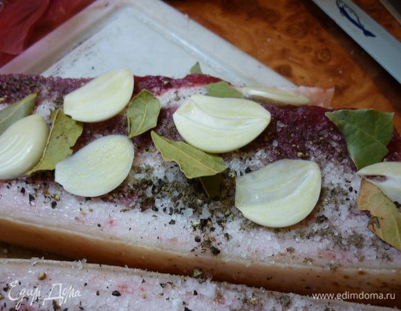 Проложить пластиночками чеснока, лаврушкой.