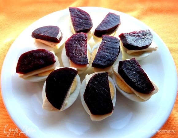 Накрываем свекольной долькой.