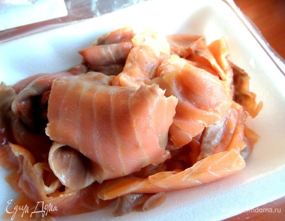 От рыбки отделяем тонкие пластинки и крутим рулетик-розочку.