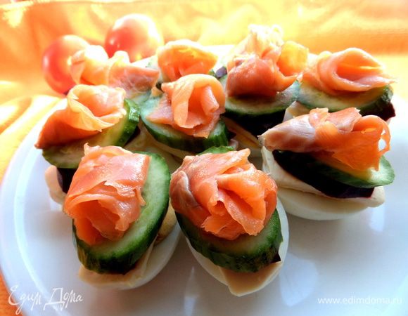 Кладём сверху на огурчик...