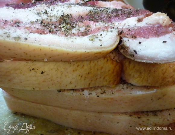 Складываем кусочки друг на друга на бочок. а потом опускаем шкуркой вниз в подготовленную плошку.