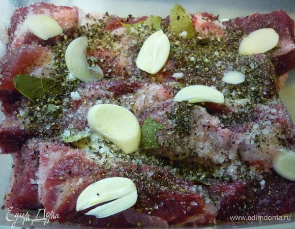 Сверху тоже посыпаем солью, перцем, чесноком и лаврушкой. Накрываем крышкой и в холодильник. Я люблю сало свежее, через сутки. Но лучше пару дней ему погостить в холодильнике.