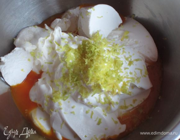 Начинка:Снять цедру с 1 лимона.Соединить рикотту,йогурт,яичные желтки,цедру лимона и взбить миксером на минимальной скорости до получения однородной массы.