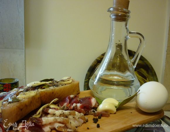 Сальце отлично идет с чесноком, с вареными яйцами, с картошечкой, под водочку... Но если вам не повезло, и вы стали обладателем сала "гончего поросенка", которое разжевать в состоянии только мясорубка, а выяснили вы это уже тогда, когда сало готово, отправьте его в ссылку в морозилку. А потом достаем шматочек сала, режем тоненько острым ножичком тоненько, и оно, морозное, отлично жуется.