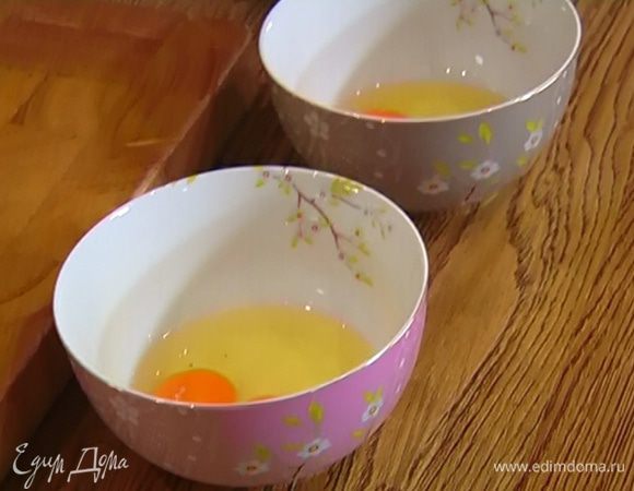 Взять три миски и в каждую разбить по 2 яйца.