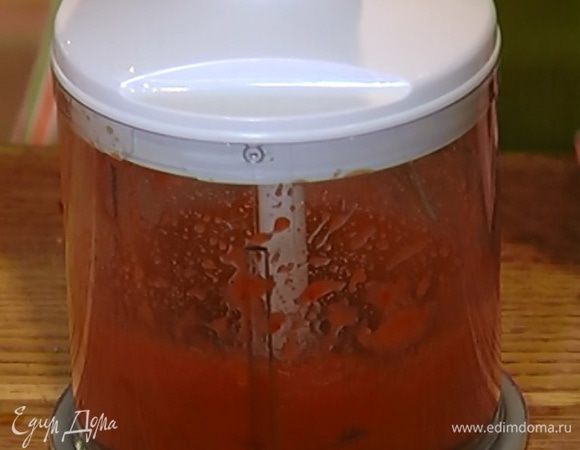 В чаше блендера соединить сладкий перец, помидоры в собственном соку, сахар и все взбить в однородную массу.