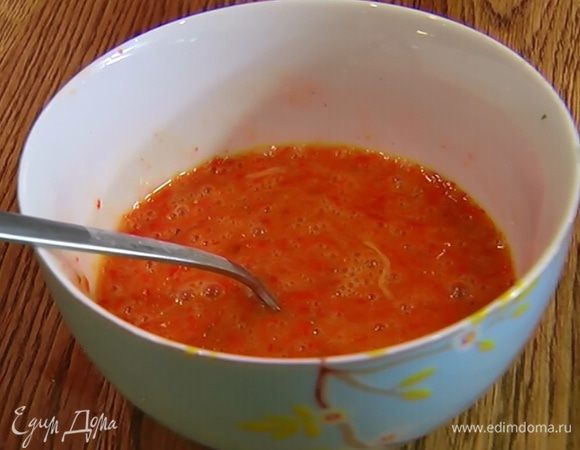 В первой миске слегка взбить яйца вилкой и добавить красную массу из помидоров и сладкого перца, посолить, поперчить и перемешать.