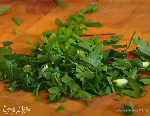 Зеленый лук и петрушку порезать.