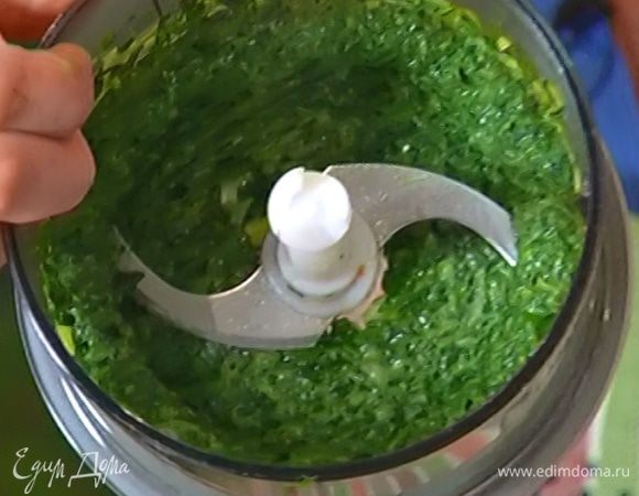 В чаше блендера соединить зеленый лук и петрушку и измельчить. Добавить припущенный шпинат и все взбить.