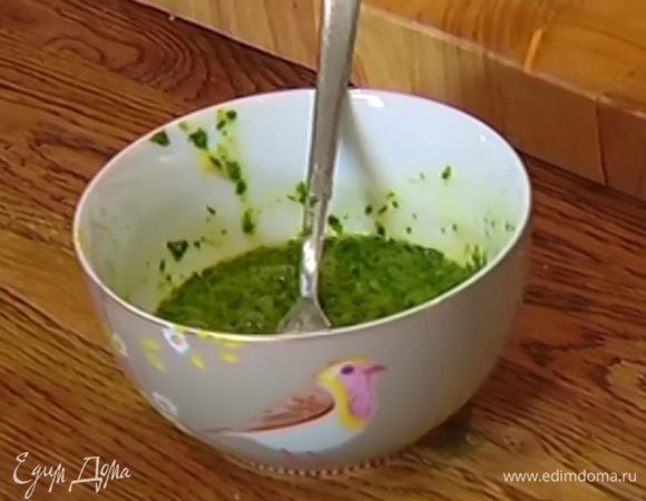 Во второй миске яйца слегка взбить вилкой и добавить зеленую массу из шпината, лука и петрушки, посолить, поперчить и перемешать.