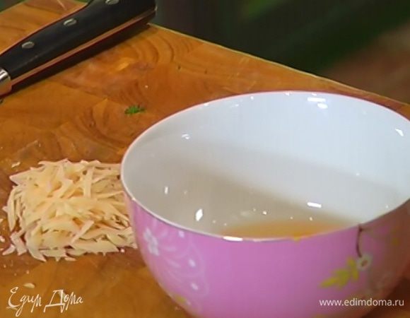 Сыр натереть на крупной терке.