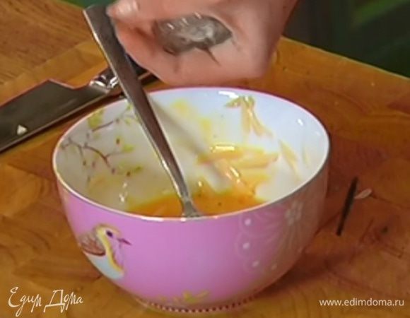 Натертый сыр добавить в третью миску с яйцами, посолить, поперчить и перемешать.