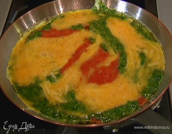 Разогреть в сковороде оставшееся оливковое масло, в центр влить красную омлетную массу, по бокам — зеленую массу, а желтую массу разлить произвольно.