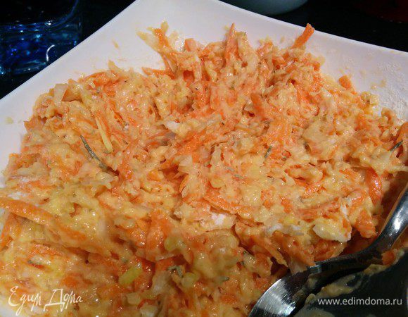 Натираем морковь на крупной терке, лук-порей мелко режем или измельчаем в блендере. Добавляем яйцо, соль, перец и муку. Перемешиваем до однородной массы.