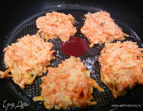 Жарим оладушки примерно 3 минуты.