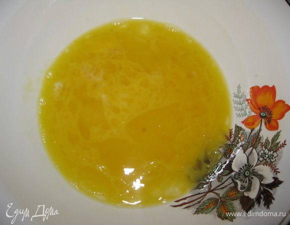 Замести тесто: яйца размешайте с солью и сахаром.