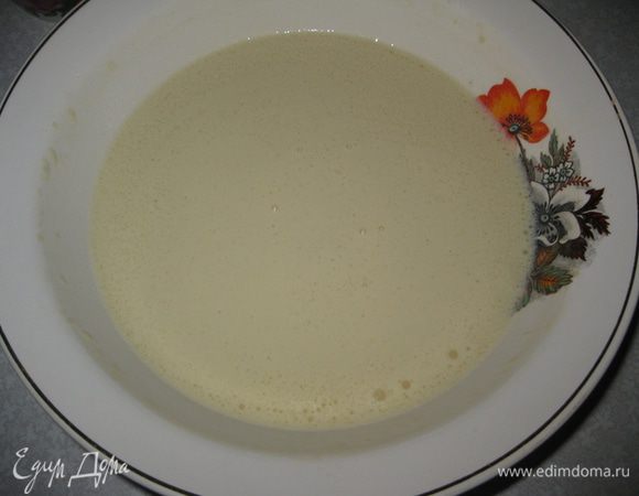 Добавить муку. Хорошо размешать. В конце влить растительное и растопленное сливочное масло.