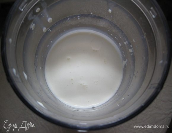 Делаем крем: Взбить сливки, добавить мед, сметану, сахарную пудру и еще раз тщательно взбить массу.