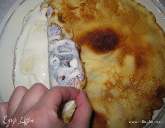 Каждый креп смазать кремом, но верхний слой оставить блинным.