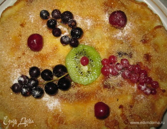 Высыпать на верхний креп тростниковый нерафинированный сахар. 
Украсить торт свежими или замороженными ягодами красной смородины, вишни, киви или любыми другими, лучше кисленькими.
Готовый торт должен настояться 10-12 часов в холодильнике. Ягоды посыпать сахарной пудрой.
Приятного аппетита!