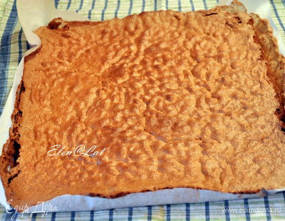 Выпекать бисквит в заранее разогретой до 180С духовке 10-15 минут.
Готовый бисквит выложить на полотенце и свернуть плотно рулетом бумагой вверх. Дать остыть рулету в таком положении.
