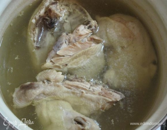 Курицу вымыть, разрезать на 4 части. Выложить в кастрюлю, налить воды столько, чтобы вода слегка закрывала кусочки курицы. Отварить до готовности, посолить. 