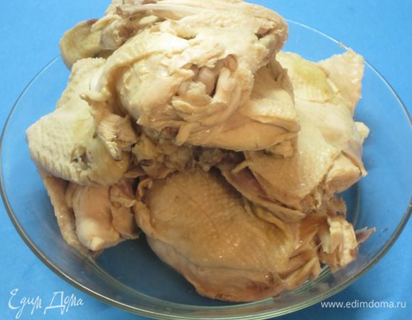 Курицу вынуть из бульона.