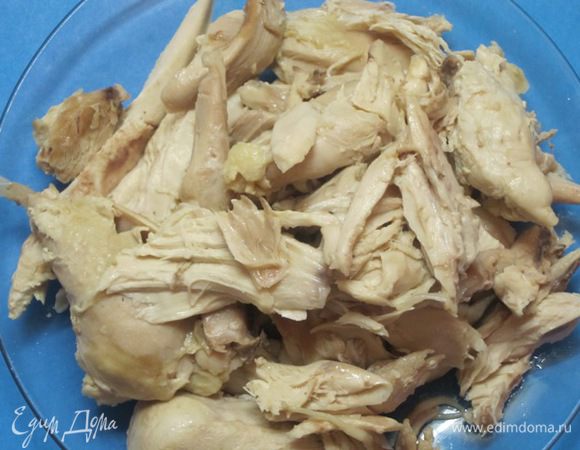 Мясо курицы освободить от косточек и кожицы.