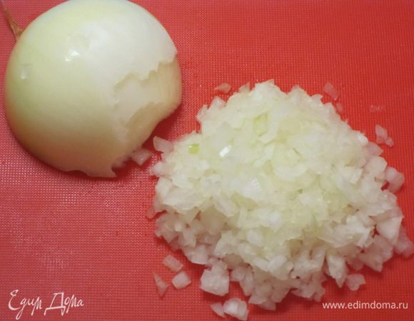 Лук очистить и мелко нарезать.