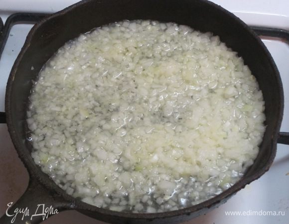С бульона снять жир, и на нём спассеровать мелко нарезанный лук. 