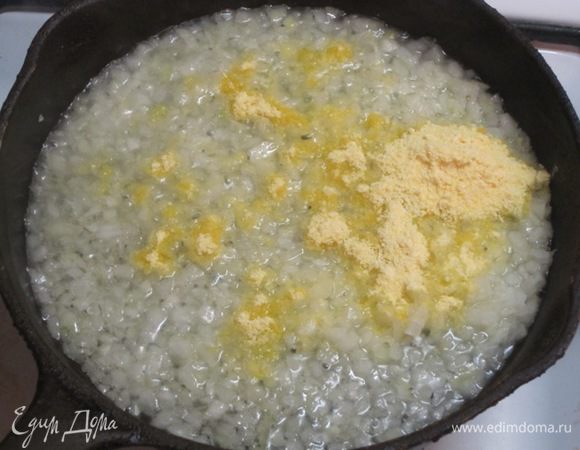 Когда лук слегка обжарится, добавить кукурузную муку.