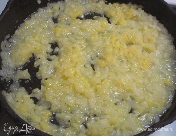 Жарить несколько минут, затем влить немного горячего процеженного бульона и проварить до получения густой массы.