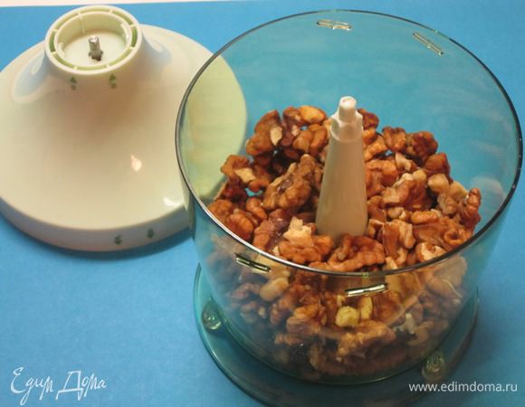 Очищенные грецкие орехи выложить в блендер.