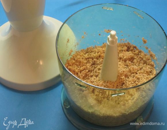 Измельчить в блендере орехи до состояния однородной массы или пропустить через мясорубку 2 раза.